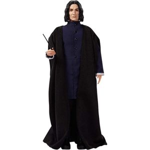 Figura muñeco Severus Snape Harry Potter Edad recomendada: +6 años. Incluye: 1 muñeco Profesor Snape de Harry Potter con túnica negra, traje azul, botas negras y 1 varita mágica. ref0233
