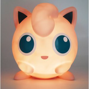 Lampara Led 3D Jigglypuff Pokemon Tamaño: 25cm. Lámpara Led e inalámbrica. Material flexible que incluye botón ON/OFF. Requiere 3 pilas AAA no incluidas. ref0520